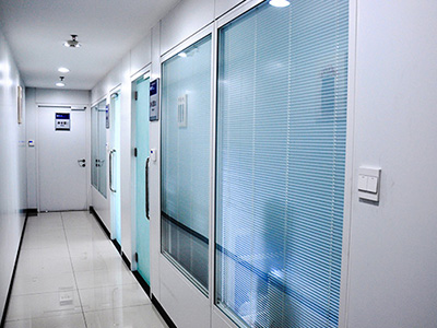 如何選擇醫用鋼制墻板，興鐵來教您