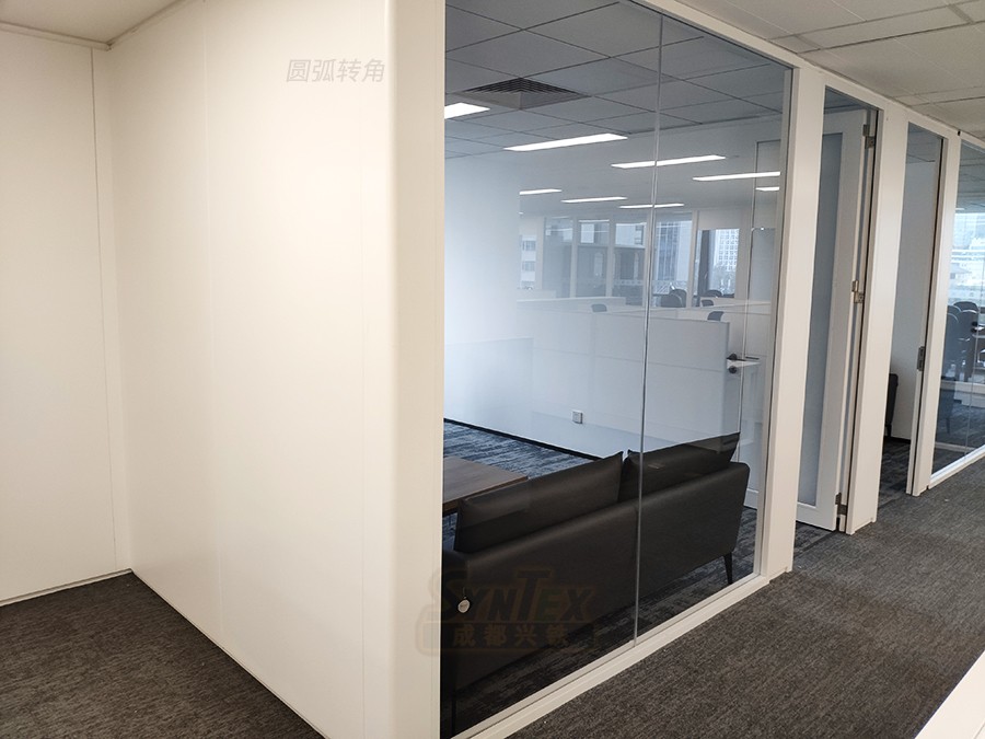 成都名揚辦公室鋼制復合墻板圓弧轉角.jpg undefined